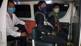 Three men returning from Lao are transported to quarantine areas (Photo: SGGP)