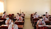 Ninth, twelve graders in Ca Mau return to schools after closures due to Covid-19