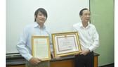 Entrepreneur Hoang Tuan Anh receives a letter of merit and a certificate of merit for his helpful invention (Photo: SGGP) 