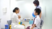 A medical worker is giving vaccination consultation to a child (Photo: SGGP)