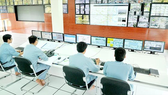Monitoring smart traffic in the Management Center of Saigon River Tunnel. (Photo: SGGP)