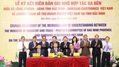 Delegates from Ministry of Industry and Trade, People’s Committee of Bac Ninh province, and Samsung Electronics Vietnam sign the memorandum of understanding (Source: VNA)