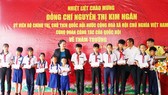 NA Chairwoman Nguyen Thi Kim Ngan gives gifts to children in Mekong Delta (Photo: SGGP)