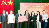 Ms. Phan Thi Thang gives gifts to poor people in Quang Nam (Photo: SGGP)