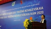 Associate professor Nguyen Thi Doan, former Vice President, chairwoman of the Kovalevskaia Award Committee, speaks at the award-giving ceremony (Photo: SGGP)
