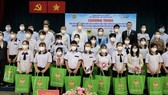 HCMC Farmers Association gives 654 Luong Dinh Cua scholarships to poor students