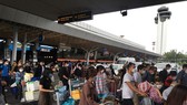 Tan Son Nhat Airport crowded with passengers as people return home