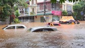 Heavy rain triggered flooding causes traffic snarl-ups in Northern Vietnam 