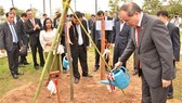 Secretary of the Ho Chi Minh City’s Party Committee Nguyen Thien Nhan plants tree at Cho Ray – Phnom Penh Hospital (Source: VNA)