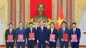 President Tran Dai Quang (middle) and the new ambassadors. (Source: VNA)