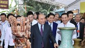 PM Nguyen Xuan Phuc in Bat Trang village (Photo: VNA)