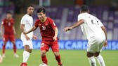 Vietnamese midfielder Nguyen Quang Hai (Number 19) dribbles in a match against Yemen (Photo: VNA)
