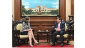 Chairman of the Ho Chi Minh City People’s Committee Nguyen Thanh Phong (R) and newly-appointed Canadian Ambassador to Vietnam Deborah Paul 