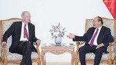 Former Canadian Prime Minister Jean Chretien and Vietnamese Prime Minister Nguyen Xuan Phuc (Photo:VGP)