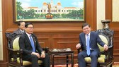 Consul General of the Kingdom of Cambodia in Ho Chi Minh City Im Hen (L) and Chairman of the Ho Chi Minh City People’s Committee Nguyen Thanh Phong