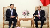 Prime Minister Nguyen Xuan Phuc (R) and Minister of Agriculture and Rural Affairs of China Han Changfu (Photo:VNA)