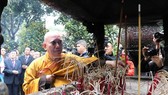At the incense offering ceremony (Photo: VNA)