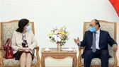 Prime Minister Nguyen Xuan Phuc (R) receives Cuban Ambassador to Vietnam Lianys Torres Rivera (Photo: VNA)