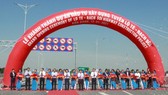 Senior leaders and delegates cut the ribbons on the Lo Te – Rach Soi expressway project opening ceremony