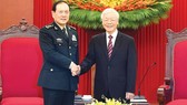Party General Secretary Nguyen Phu Trong (right) and Chinese State Councillor and Minister of National Defence Wei Fenghe (Photo: VNA)