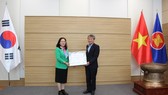 Delegation of City People’s Council visits staff of Vietnamese Embassy in RoK