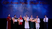 Phó Trưởng Ban Tuyên giáo Thành ủy TPHCM Nguyễn Thọ Truyền và Phó Giám đốc Sở VH-TT TPHCM - NSƯT Nguyễn Thị Thanh Thúy trao giải A cho 5 tác phẩm múa xuất sắc nhất