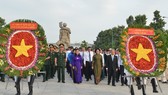 Lãnh đạo TPHCM dâng hương, dâng hoa tưởng niệm Chủ tịch Hồ Chí Minh và các anh hùng liệt sĩ