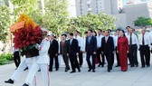 Đoàn đại biểu TPHCM dâng hương, dâng hoa tưởng nhớ Chủ tịch Hồ Chí Minh
