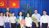 Phó Bí thư Thành ủy Võ Thị Dung trao quyết định điều động, chỉ định đồng chí Thái Thị Bích Liên về làm Bí thư Quận ủy quận 4. Ảnh: HCMPV