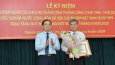 24 đảng viên thuộc Đảng bộ Khối Dân - Chính - Đảng TPHCM nhận Huy hiệu Đảng