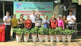 Đoàn Khối Dân - Chính - Đảng TPHCM trao tặng cây xanh cho các hộ dân