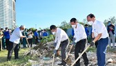 Các đồng chí lãnh đạo quận 7 tham gia dọn vệ sinh môi trường. Ảnh: VIỆT DŨNG