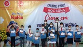 Trao học bổng trị giá gần 600 triệu đồng cho học sinh nghèo, hiếu học