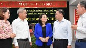 Chủ tịch HĐND TPHCM Nguyễn Thị Lệ trao đổi cùng các đồng chí lãnh đạo quận 3 tại Hội nghị BCH Đảng bộ quận 3.Ảnh:VIỆT DŨNG