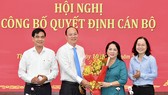 Phó Bí thư Thành uỷ TPHCM Nguyễn Hồ Hải tặng hoa chúc mừng đồng chí Trần Kim Yến. Ảnh: VIỆT DŨNG