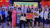 Đảng viên Đảng bộ Khối Ngân hàng TPHCM nhận Huy hiệu 75 năm tuổi Đảng