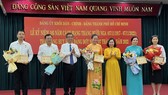 Đảng ủy khối Dân - Chính - Đảng TPHCM trao Huy hiệu Đảng cho 10 đảng viên