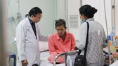 Bác sĩ đang thăm hỏi tình hình sức khỏe bệnh nhân Chum Chetra
