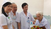 Các bác sĩ chúc mừng Bà mẹ Việt Nam Anh hùng N.T.P xuất viện