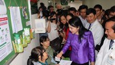 Bộ trưởng Bộ Y tế Nguyễn Thị Kim Tiến thăm hỏi bệnh nhân đang thăm khám tại Bệnh viện Hoàn Mỹ