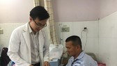 Bác sĩ đang thăm khám cho "hiệp sĩ" Nguyễn Tăng Tiên