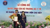 Bộ trưởng Bộ Y tế Nguyễn Thị Kim Tiến trao quyết định bổ nhiệm cho Thầy thuốc Ưu tú, bác sĩ CKII Nguyễn Tri Thức