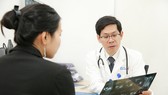 Bác sĩ Nguyễn Thế Toàn - Phó Khoa Ngoại Bệnh viện Gia An 115 đang khám cho bệnh nhân