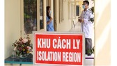 Bác sĩ Lê Quang Nhựt hỏi thăm sức khỏe người cách ly tại Khu cách ly quận 3. Ảnh: HOÀNG HÙNG