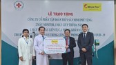 TS-BS Phan Văn Báu nhận bảng tiếp nhận trang thiết bị y tế từ Công ty cổ phần Tập đoàn thủy sản Minh Phú
