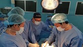 Ekip bác sĩ đang tiến hành phẫu thuật cấp cứu cho bệnh nhân thủng động mạch do lao