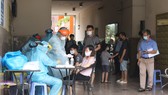 Lực lượng y tế đang lấy mẫu xét nghiệm cho cư dân Chung cư Thái An 2, quận 12