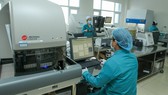 Nhân viên xét nghiệm tìm virus SARS-CoV-2 tại Bệnh viện 7A. Ảnh: HOÀNG HÙNG