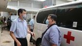 Giám đốc Bệnh viện Chợ Rẫy (bìa trái) tiễn đội phản ứng nhanh số 4 lên đường đi Đà Nẵng