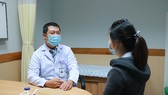 Bác sĩ Vũ Hữu Thịnh tư vấn cho bệnh nhân sau phẫu thuật